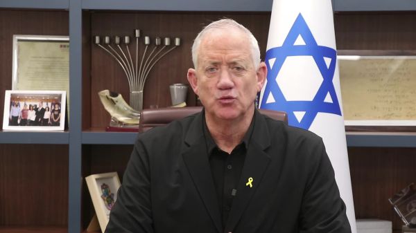 גנץ תוקף: "נתניהו רוצה לעגן את ההשתמטות בחוק"