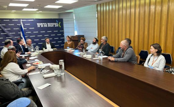 בעלי החוות התארחו בישיבת הציונות הדתית: "לא בושה ליישב"