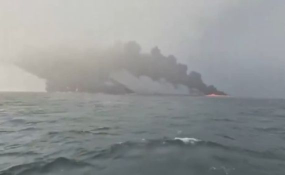 אסון בבריטניה: מכלית נפט וספינה התנגשו ועלו באש, עשרות נפצעו