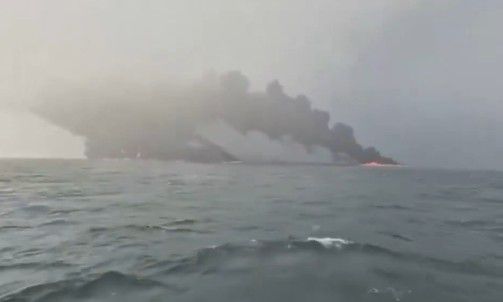 אסון בבריטניה: מכלית נפט וספינה התנגשו ועלו באש, עשרות נפצעו