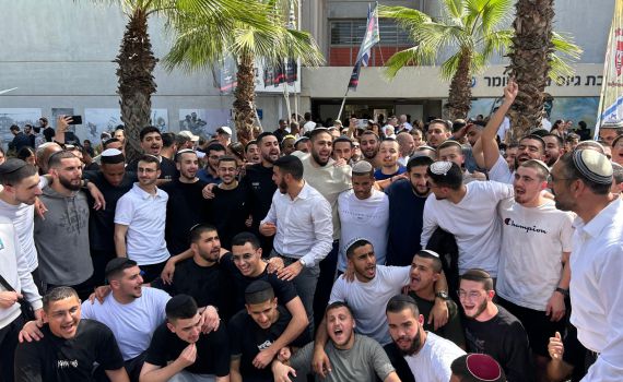 צפו: תלמידי ישיבות ההסדר מתגייסים בשמחה לצה"ל