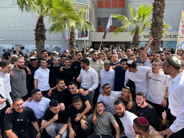צפו: תלמידי ישיבות ההסדר מתגייסים בשמחה לצה"ל