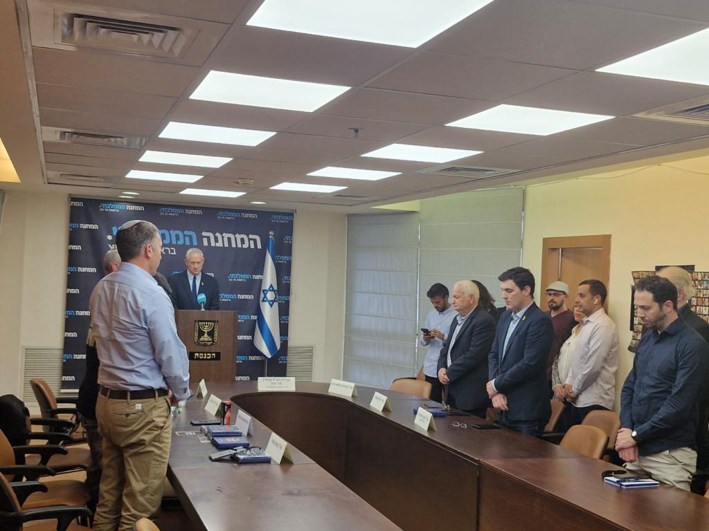 צפו: גנץ וחברי סיעתו בדקה דומיה לזכר איציק אלגרט