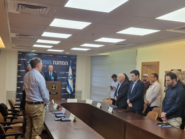 צפו: גנץ וחברי סיעתו בדקה דומיה לזכר איציק אלגרט