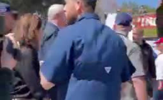 גנץ זינק לעבר מפגין שמאל שצעק לו: "לך מפה, בגדת בנו"