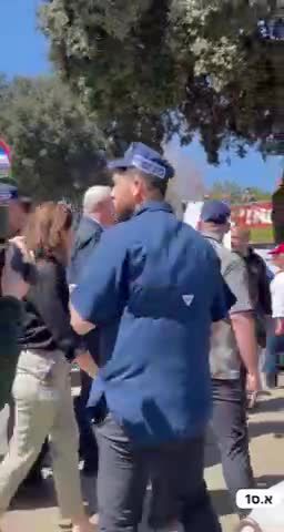 גנץ זינק לעבר מפגין שמאל שצעק לו: "לך מפה, בגדת בנו"