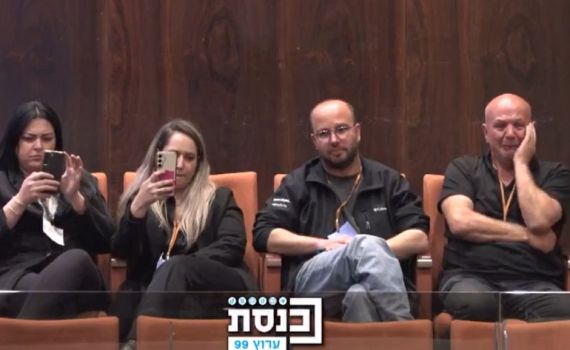 קורע לב: אביו של לוחם האש מירר בבכי בדיון. צפו