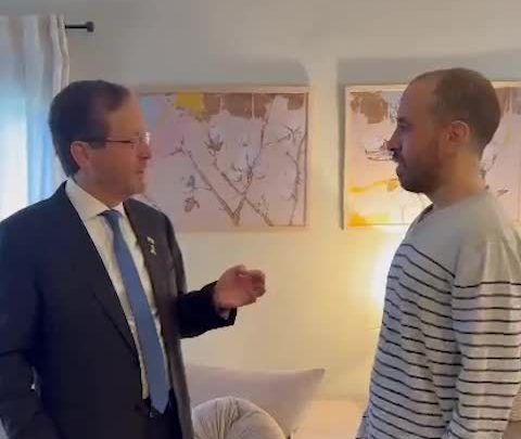 הנשיא הרצוג נפגש עם חטוף ששוחרר: "אלה רגעים קריטיים"