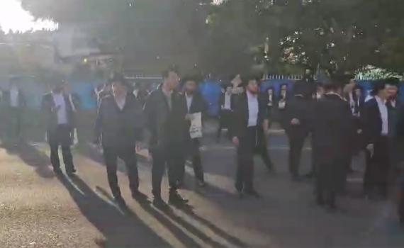 הפגנת הפלג הירושלמי בבני ברק: כביש 4 נחסם לתנועה