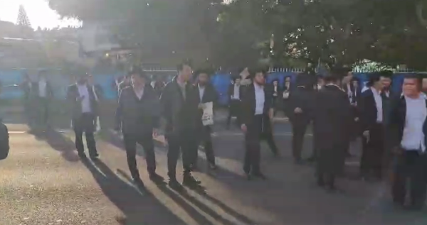 הפגנת הפלג הירושלמי בבני ברק: כביש 4 נחסם לתנועה