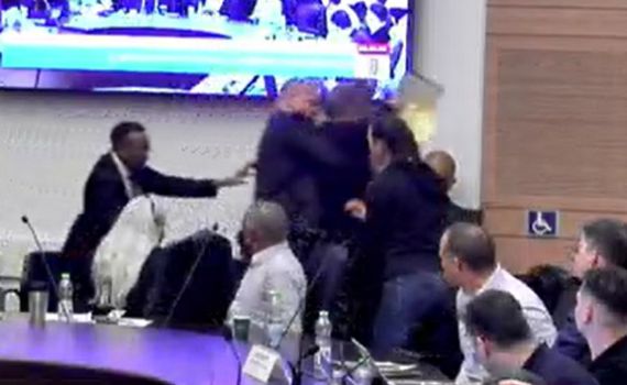 מפגיני שמאל התעמתו עם סדרני הכנסת והוצאו בכוח מהדיון. צפו