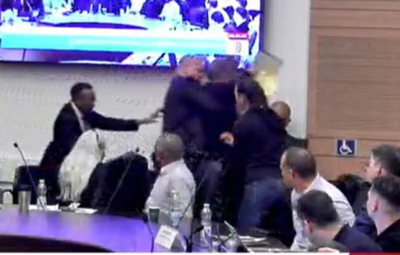 מפגיני שמאל התעמתו עם סדרני הכנסת והוצאו בכוח מהדיון. צפו