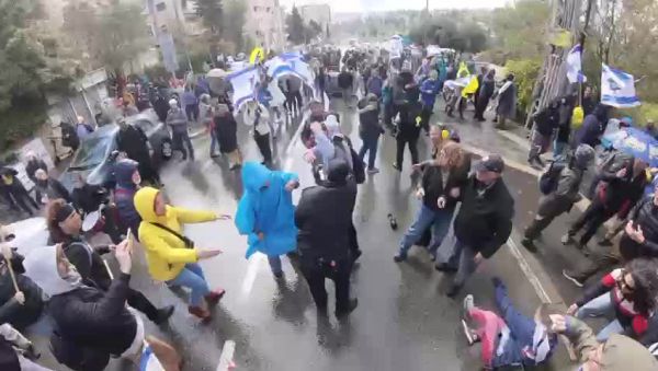 אפס סובלנות לאלימות: יאיר גולן תפס שוטר ונזרק על המדרכה