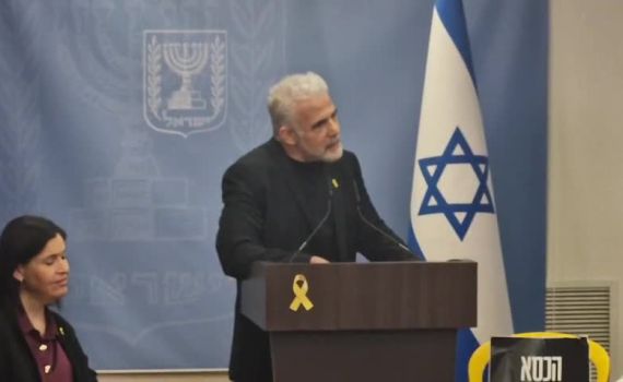 לפיד במענה לסרוגים: "מקווים שנתניהו לא ימנה בובה לראש השב"כ"