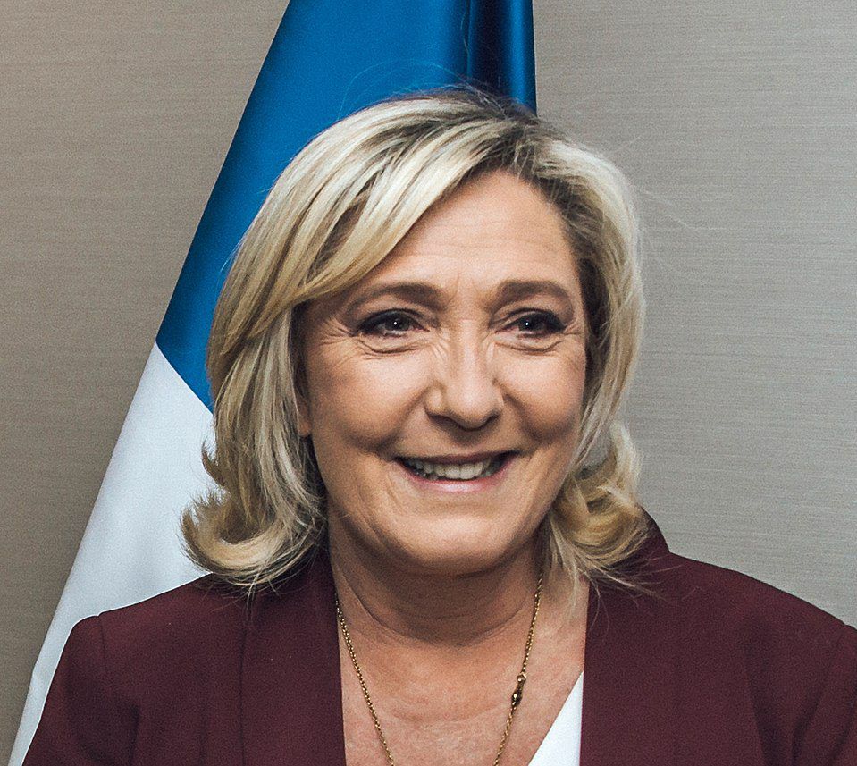 דרמה בצרפת: מועמדת הימין הקיצוני הורשעה במעילה