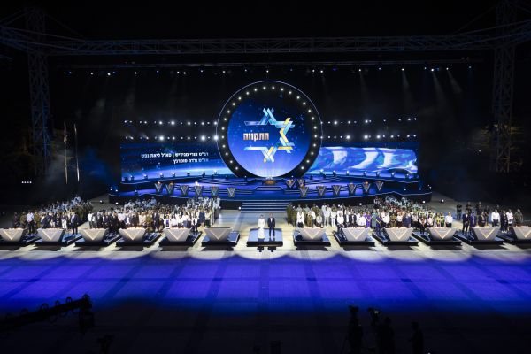 רפאל ארווס: האב השכול שמבקר את קבר בנו בדמעות ישיא משואה