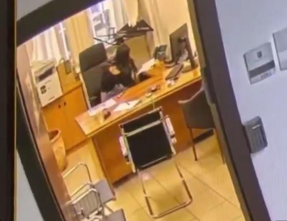 התיעוד: מוריה אסרף מחטטת במגירות בלשכת ראש הממשלה