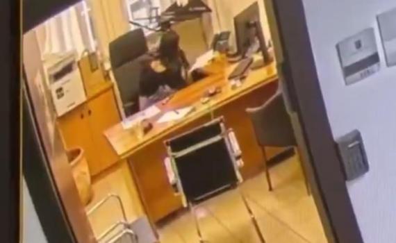 התיעוד: מוריה אסרף מחטטת במגירות בלשכת ראש הממשלה