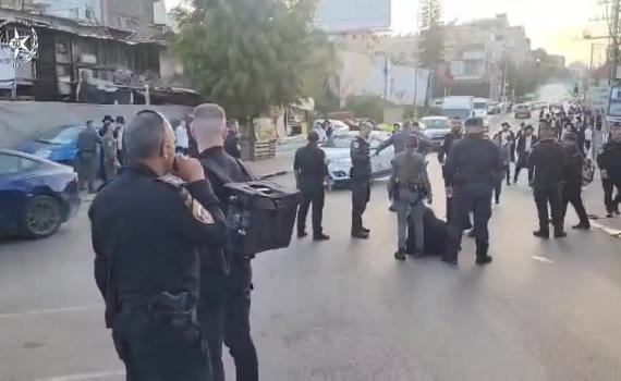 במחאה נגד הגיוס: חרדים חסמו את כביש 4 והתעמתו עם המשטרה