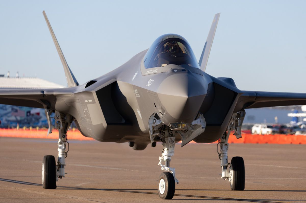 בצל המתיחות הביטחונית: 3 מטוסי F-35 חדשים נחתו בישראל