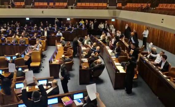 בזמן ההצבעות על התקציב: חברי האופוזיציה במחאה | צפו
