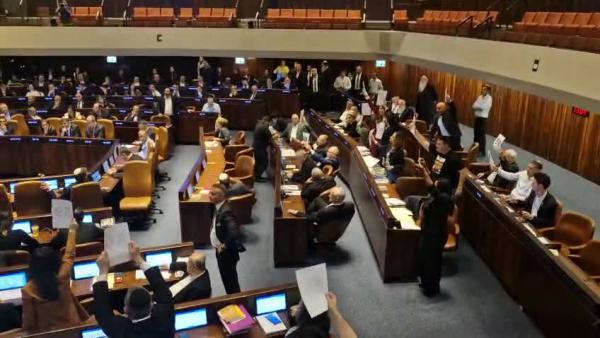 בזמן ההצבעות על התקציב: חברי האופוזיציה במחאה | צפו