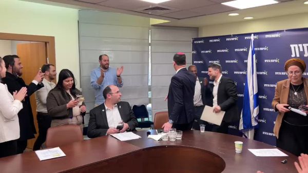 מזל טוב: סמוטריץ' חגג יום הולדת 45 בישיבת הסיעה | צפו