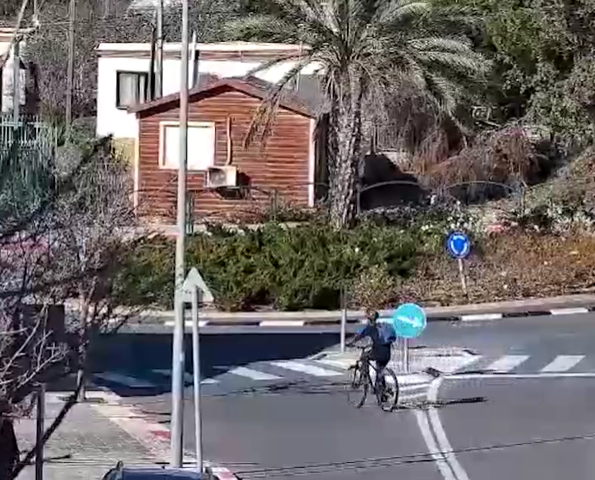 פלסטיני התחפש למדריך בבנ"ע ופרץ לבתים. צפו בתיעוד