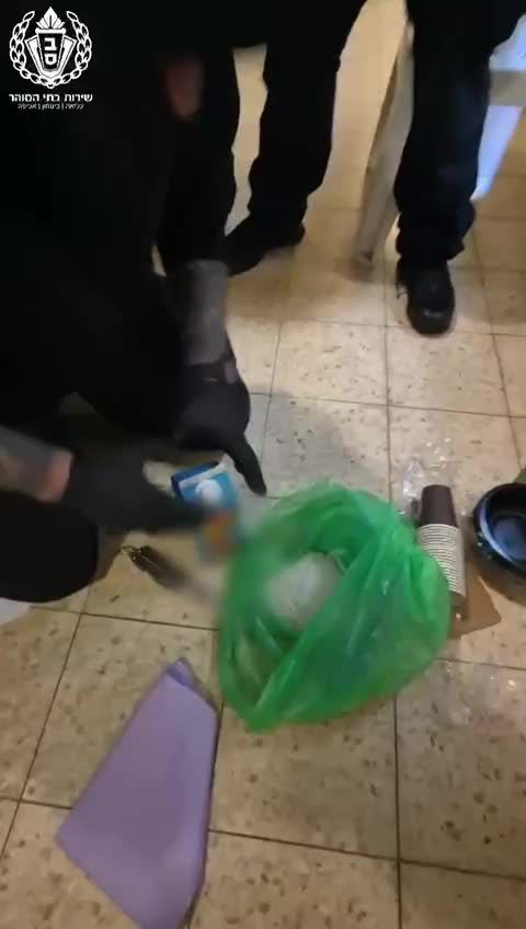 הסוהרים חשפו: הברחת סמים בתוך מיכל שתייה. צפו