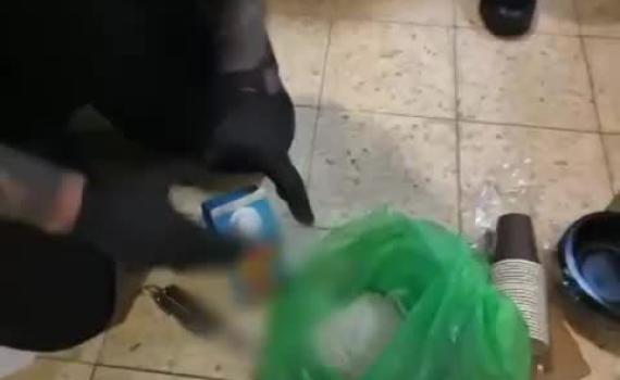 הסוהרים חשפו: הברחת סמים בתוך מיכל שתייה. צפו