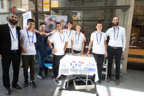 המזוזות שהגיעו לאו"ם: פרויקט חדש של נוער חרדי