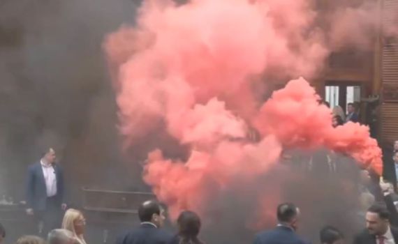 טירוף בפרלמנט הסרבי: האופוזיציה פוצצה דיון עם רימוני עשן