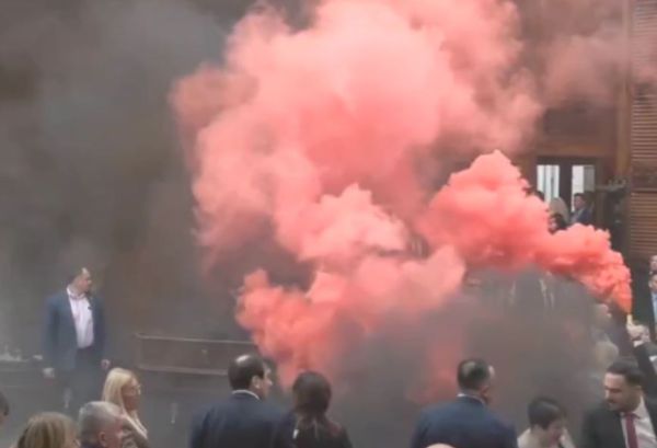 טירוף בפרלמנט הסרבי: האופוזיציה פוצצה דיון עם רימוני עשן