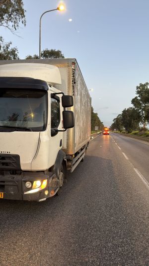 תיעוד מפחיד: נהג משאית פלסטיני שיכור מזגזג בכביש