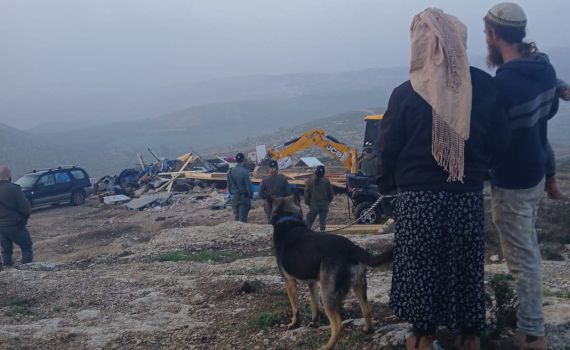 הרס לפנות בוקר: 2 משפחות פונו מביתן בגבעה בבנימין