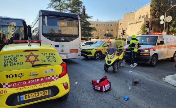 ירושלים: בת 45 נפגעה בראשה מאוטובוס ופונתה לביה"ח במצב קשה