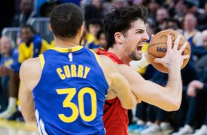 "חנוכה שמח!": משחק ענק של סטף קרי לא הספיק מול דני אבדיה