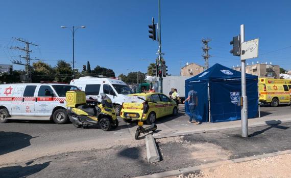 הולכת רגל כבת 70 נהרגה מפגיעת משאית בפתח תקווה