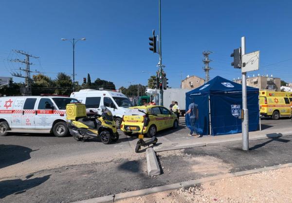 הולכת רגל כבת 70 נהרגה מפגיעת משאית בפתח תקווה