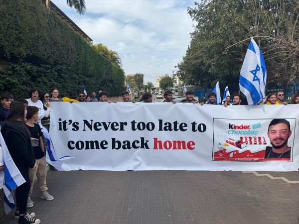 אחרי ששוחרר מבית החולים: עומר ונקרט חזר הביתה | צפו