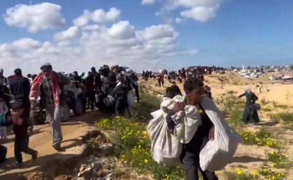 פאניקה בעזה: מאות פלסטינים נמלטים מרפיח. צפו