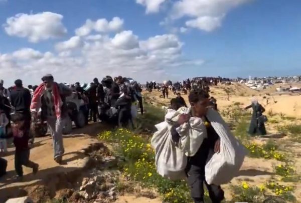 פאניקה בעזה: מאות פלסטינים נמלטים מרפיח. צפו