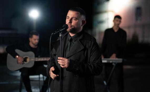 "יכול להיות עובד במה": המנהל לשעבר של עומר אדם נגד רואי אדם