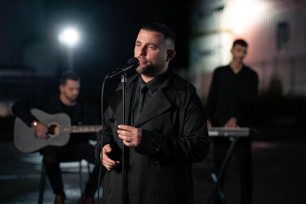 "יכול להיות עובד במה": המנהל לשעבר של עומר אדם נגד רואי אדם