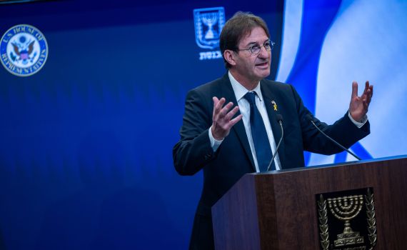 החרדים לוחצים – וביסמוט תקוע בין הפטיש לסדן