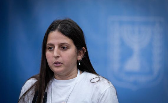 "הוא מתנהל כאילו הוא עדיין בשבי; לוקח חצי פיתה"