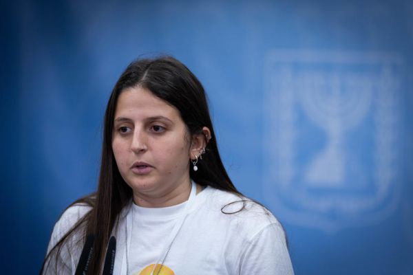 "הוא מתנהל כאילו הוא עדיין בשבי; לוקח חצי פיתה"