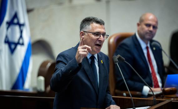 סער עונה למקרון: "פרס לטרור וחיזוק חמאס"