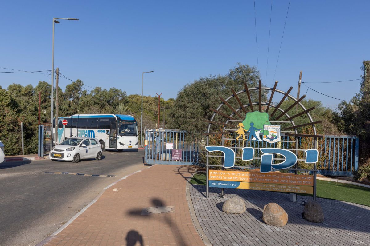 הציר בין עמנואל ליקיר נחסם בגלל אוטובוס שעלה באש