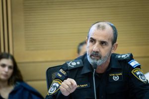 'אחים לנשק' פתאום בעד המפכ"ל: "המגן האחרון של הדמוקרטיה"